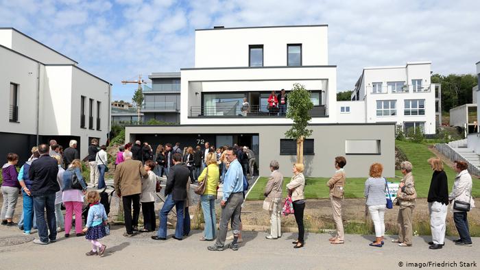 People line up around the block to visit a house for rent (imago/Friedrich Stark)