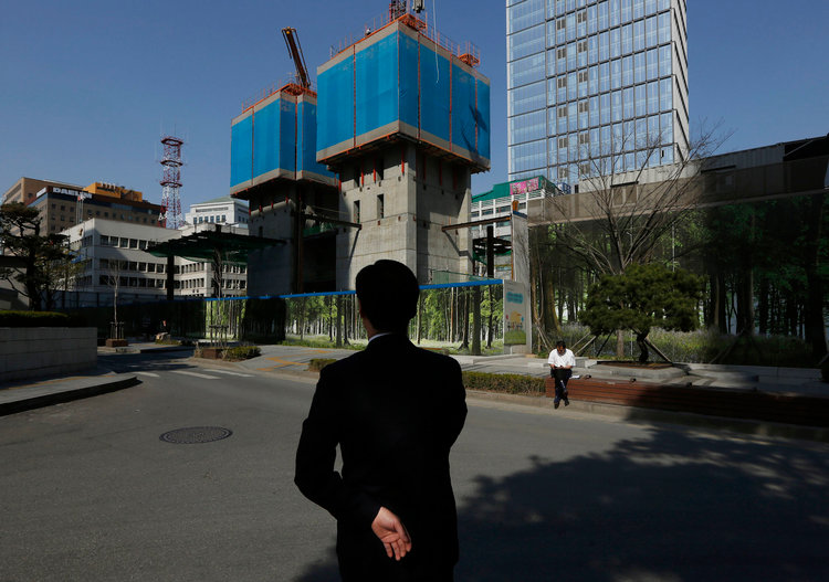 However, some residents have complained that the IBD and the larger Songdo City are too remote from Seoul, the country's economic, political, and cultural hub. It takes over an hour to reach the capital.