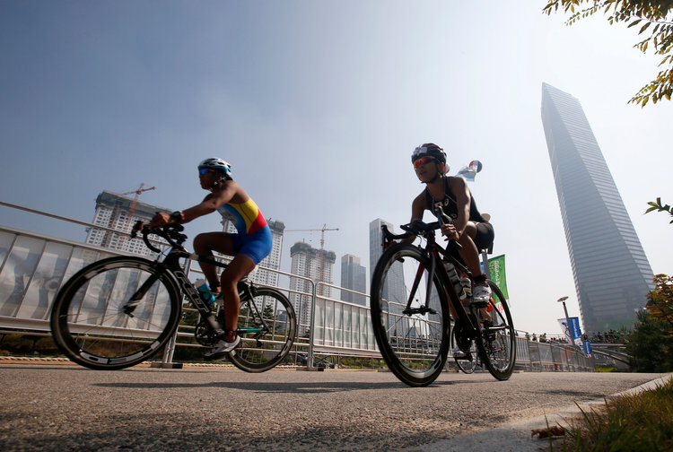 Fifteen miles of bike lanes go through the district, connecting to a larger 90-mile network in Songdo City.