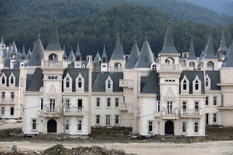 Of the more than 732 villas, about 350 were sold to Arab investors. Many of the sales have since fallen through.