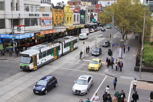 B2.2118 heads north on Elizabeth Street at Lonsdale