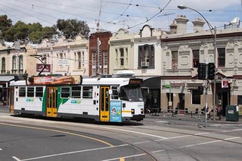 Z3.194 heads west on Victoria Street at Errol Street in North Melbourne