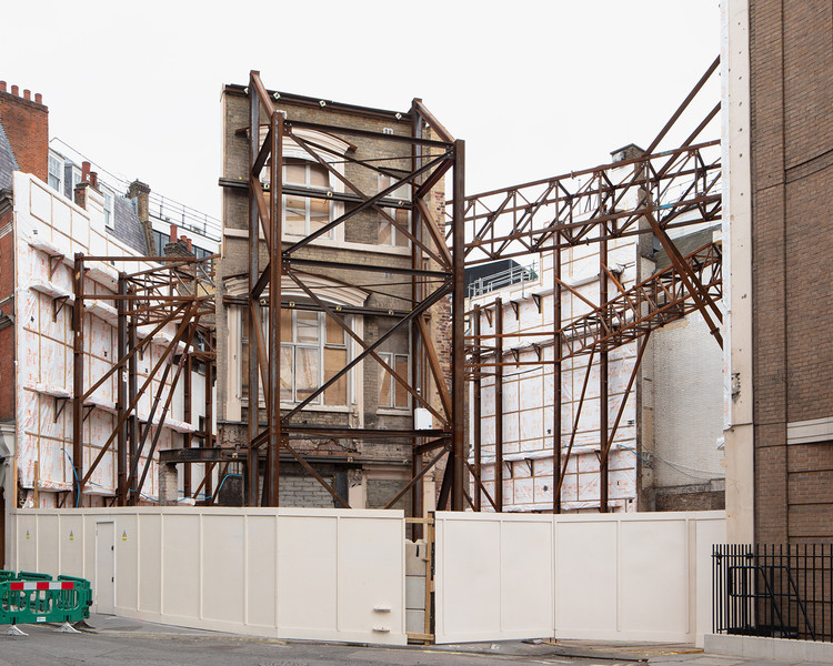 Incomplete Structures Take the Spotlight in Photographic Series , © Francisco Ibáñez Hantke