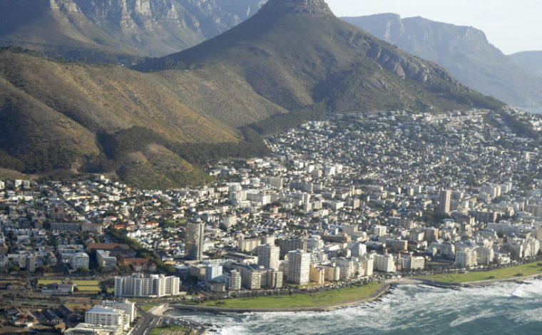 Cityscape of Cape Town  in South Africa a venue of the 2010 World Cup, February 17, 2010.  The 2010 World Cup soccer finals will take place in South Africa from June 11 - July 11. WORLD CUP 2010 PREVIEW -  CITYSCAPE    REUTERS/Euroluftbild.de  (SOUTH AFRICA - Tags: SPORT SOCCER CITYSCAPE)   BEST QUALITY AVAILABLE - BM2E62M10QS01