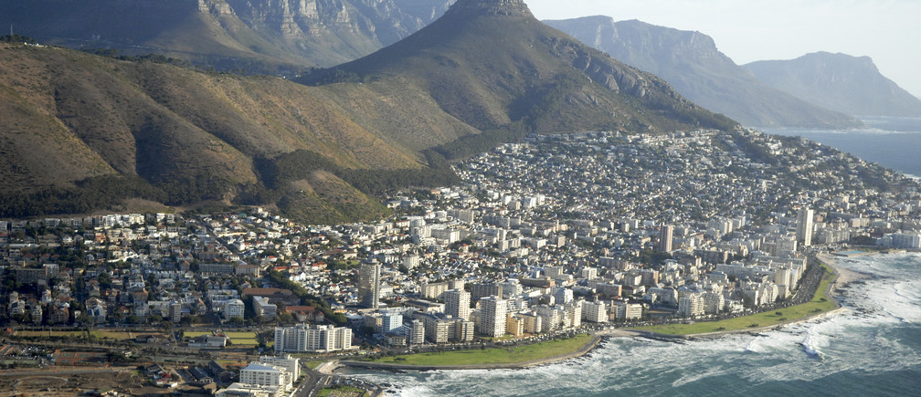Cityscape of Cape Town  in South Africa a venue of the 2010 World Cup, February 17, 2010.  The 2010 World Cup soccer finals will take place in South Africa from June 11 - July 11. WORLD CUP 2010 PREVIEW -  CITYSCAPE    REUTERS/Euroluftbild.de  (SOUTH AFRICA - Tags: SPORT SOCCER CITYSCAPE)   BEST QUALITY AVAILABLE - BM2E62M10QS01