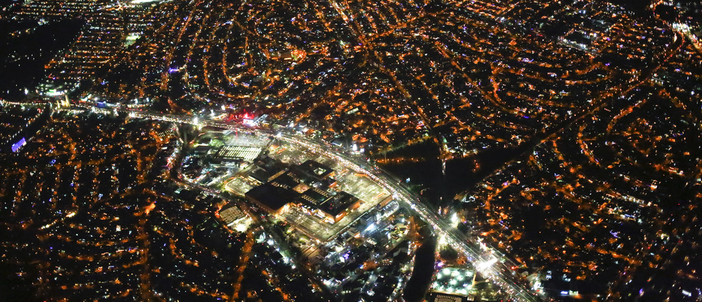 An aerial view of Mexico city at night from an airplane, December 16, 2013. REUTERS/Jorge Silva (MEXICO - Tags: CITYSCAPE SOCIETY) - GM1E9CH159701