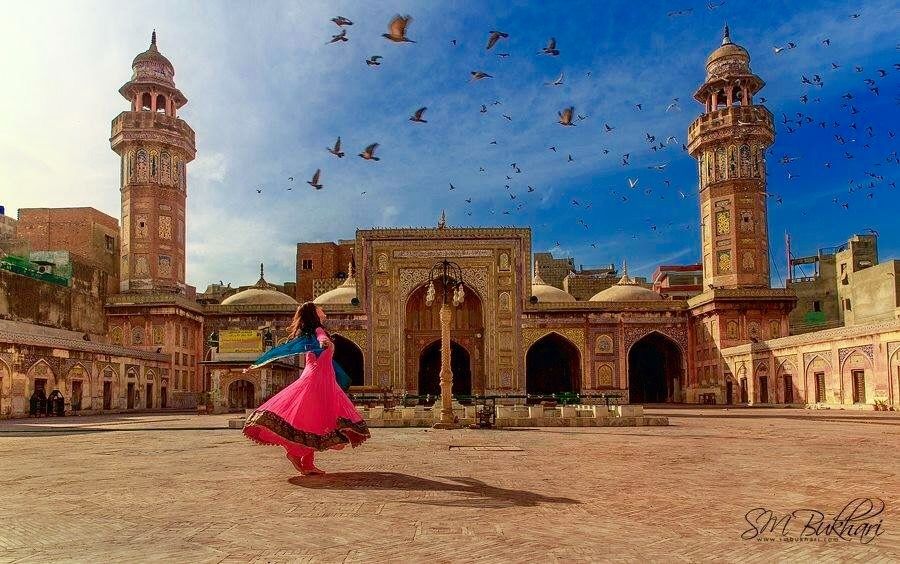Courtyard of Wazir Khan Mosque - Old city Lahore, Pakistan. | Beautiful  mosques, Famous buildings, Pakistan travel