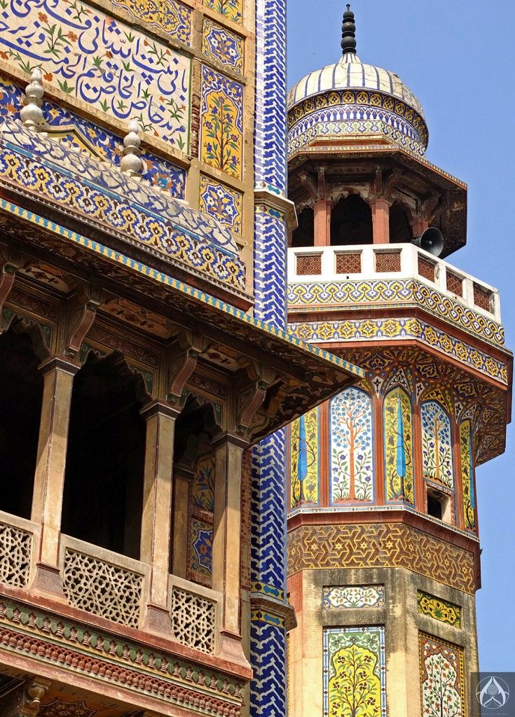 The Chitta Darwaza leads to the beautiful façade of the Wazir Khan  Masjid./India | Persian architecture, Masjid, Beautiful mosques