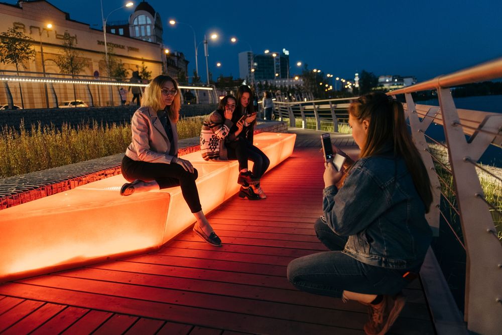 The new pedestrian promenade surrounding Kazan’s Kaban Lake features illuminated benches. 